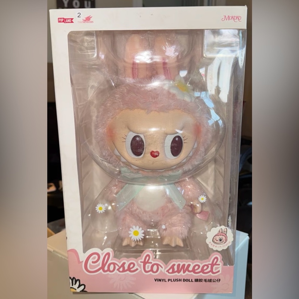 POP MART, POP LAND Exclusive XL Mokoko Close to Sweet Labubu